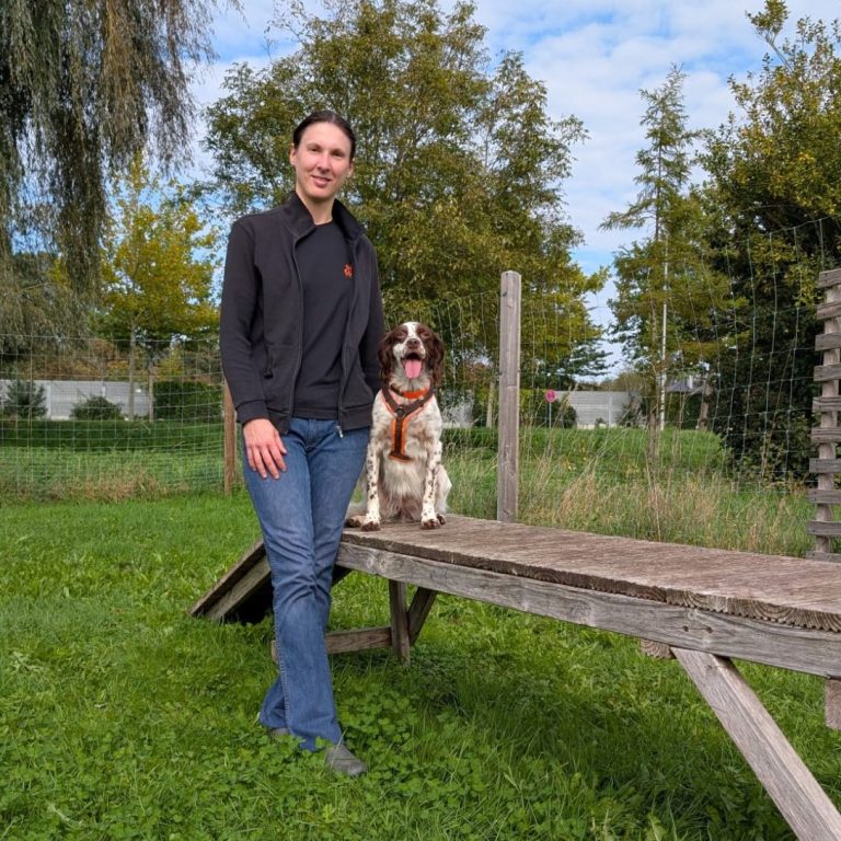 Hundetrainerin Magdalena mit Hund beim Training in Freising Hundetrainerin Magdalena mit Hund beim Training in Freising