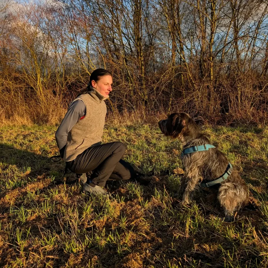 Hundetrainerin Magdalena beim Training mit Hund im Raum Freising