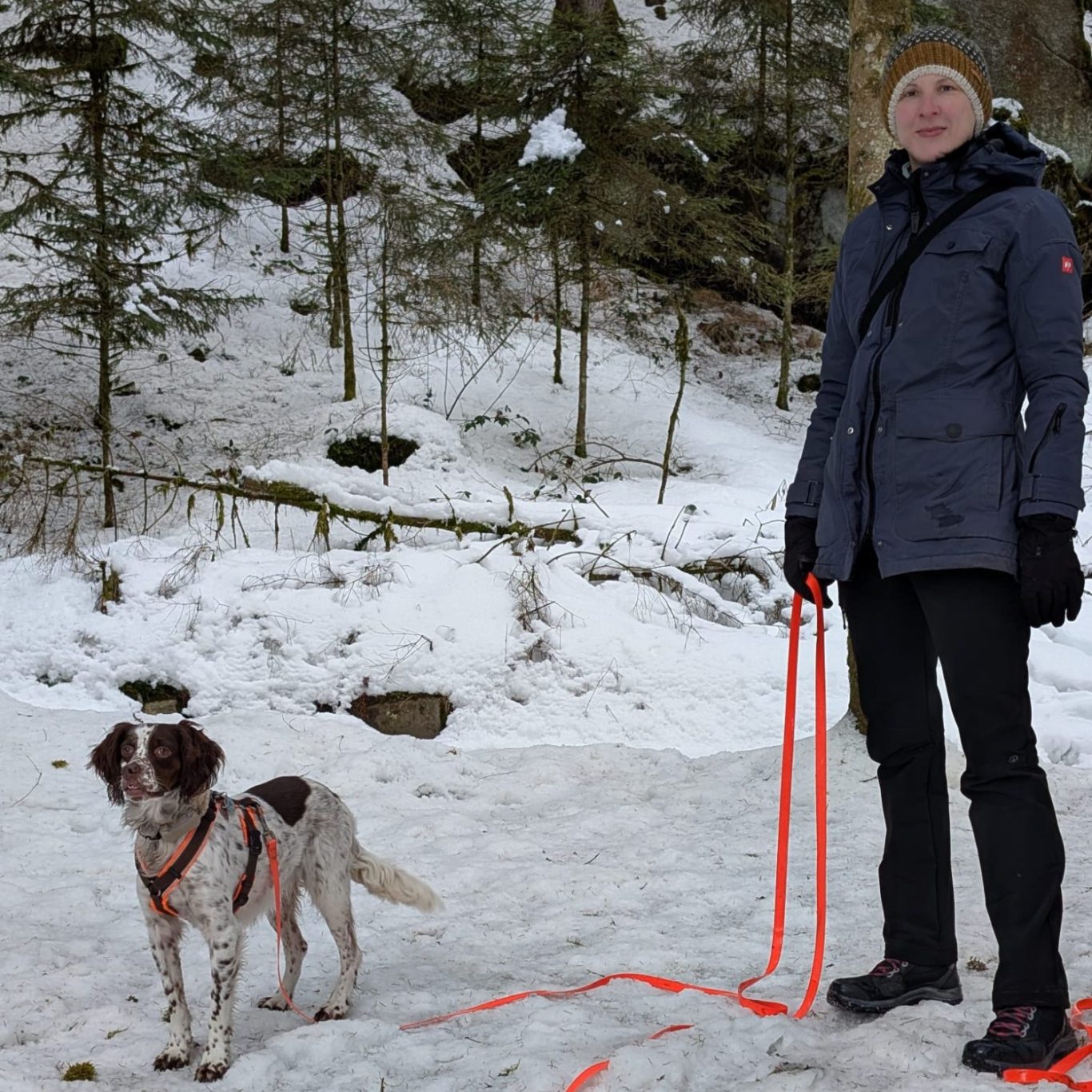 Hundetrainerin Magdalena beim Training mit Hund im Schnee im Raum Freising